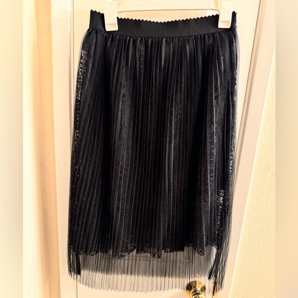 Forever 21 Midi black skirt. Size Medium - Picture 1 of 3
